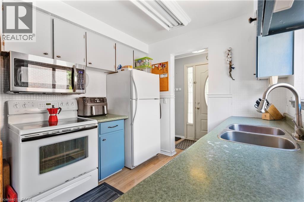 Photo 4 of 607 Turner Drive, Burlington ON