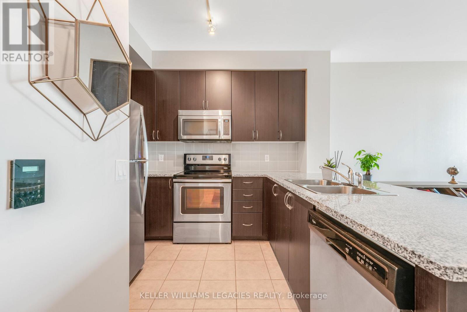 Photo 13 of Ph 18 339 Rathburn Road W, Mississauga ON