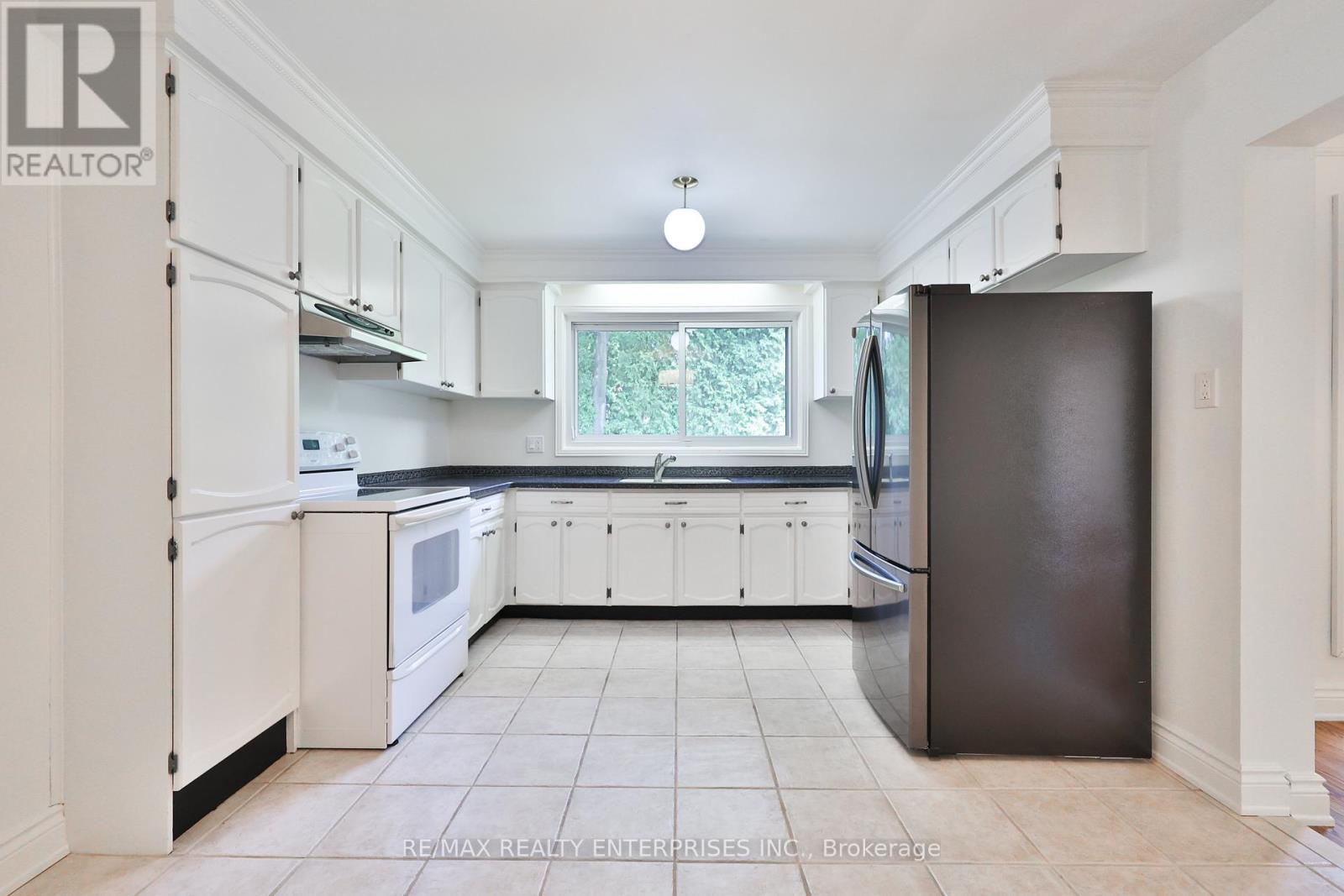 Photo 16 of 2501 Benedet Drive, Mississauga ON