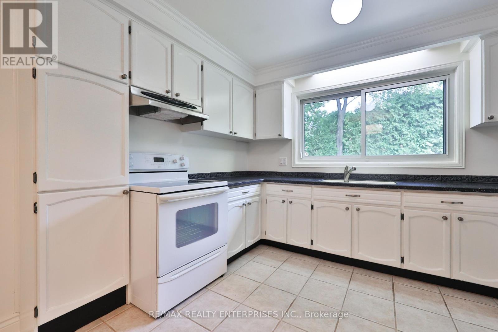 Photo 17 of 2501 Benedet Drive, Mississauga ON