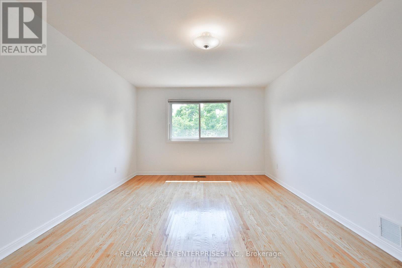 Photo 26 of 2501 Benedet Drive, Mississauga ON