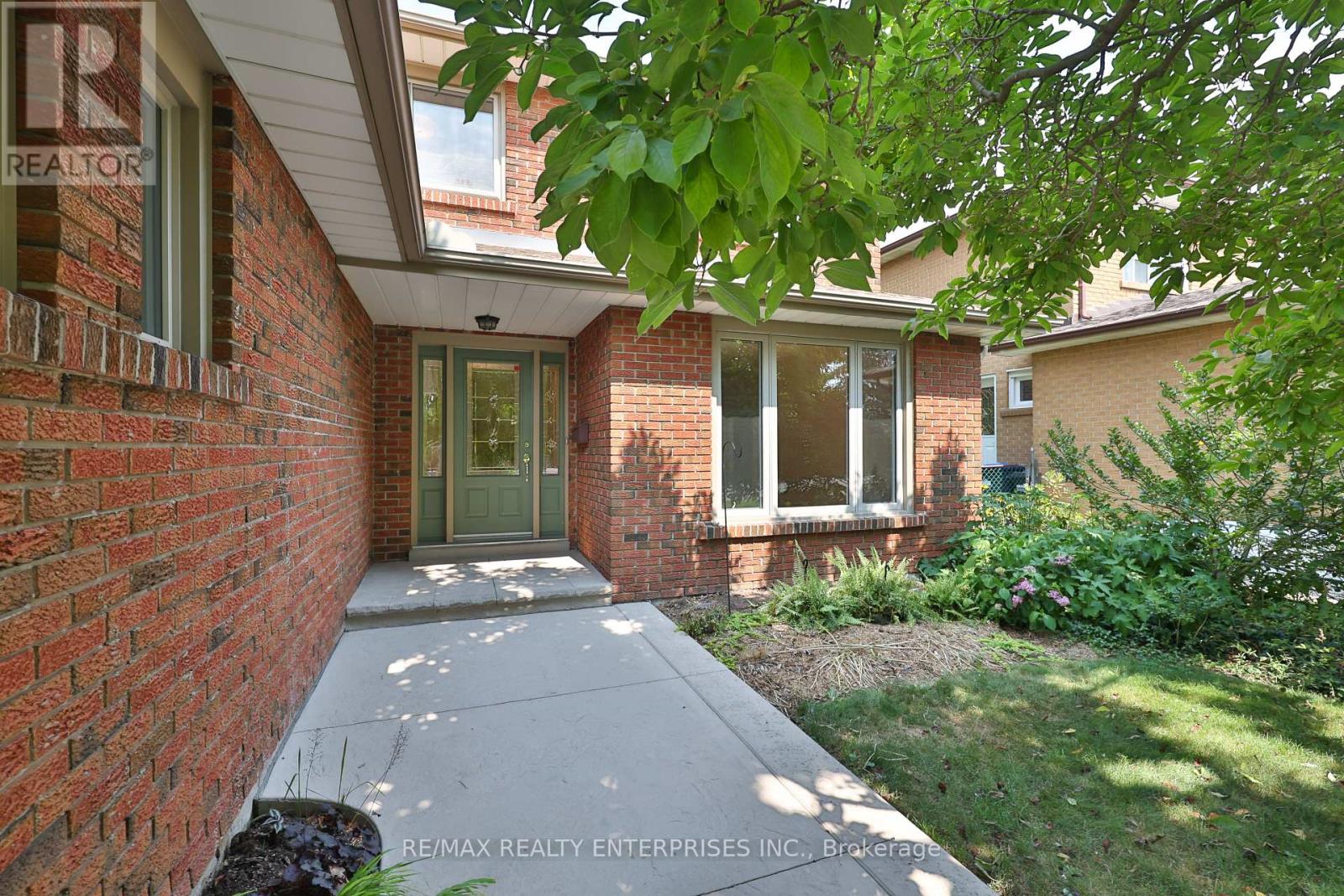 Photo 3 of 2501 Benedet Drive, Mississauga ON