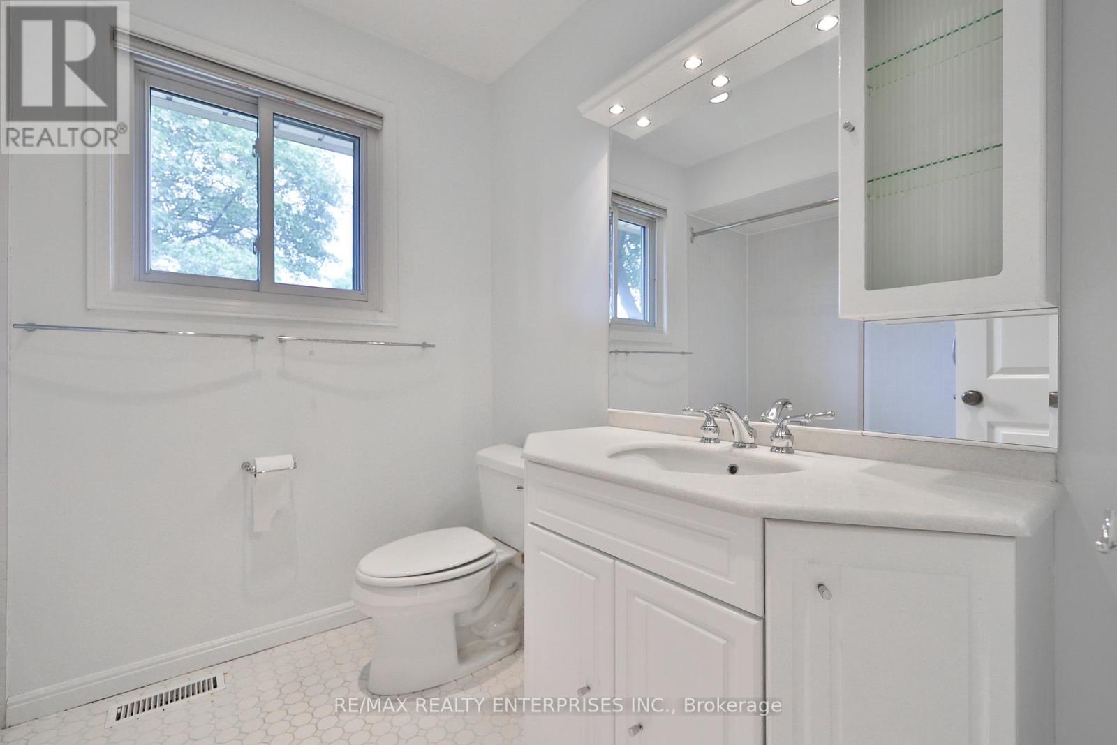 Photo 34 of 2501 Benedet Drive, Mississauga ON