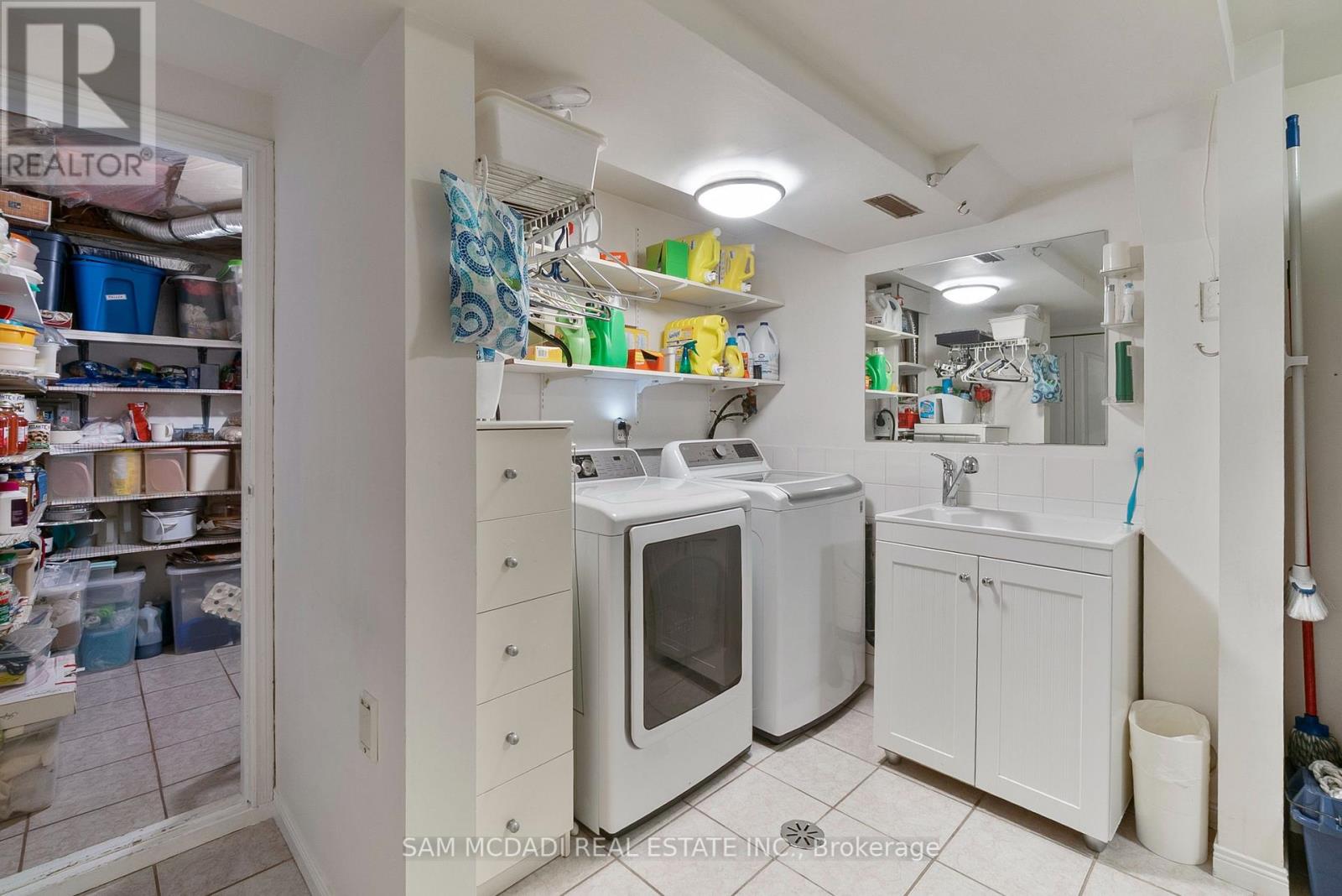 Photo 2 of 4260 Shelby Crescent, Mississauga ON