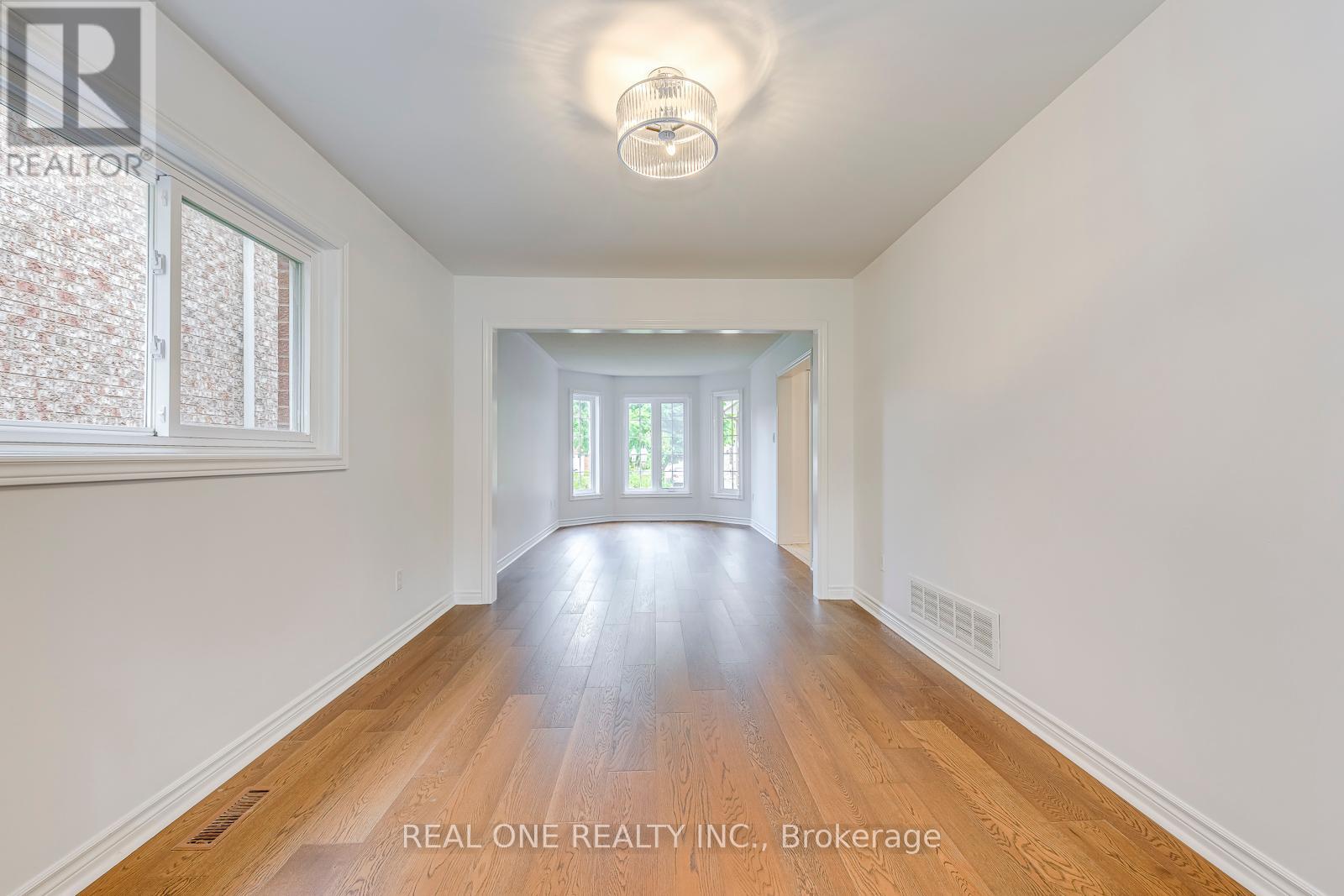 Photo 11 of 5192 Castlefield Drive, Mississauga ON