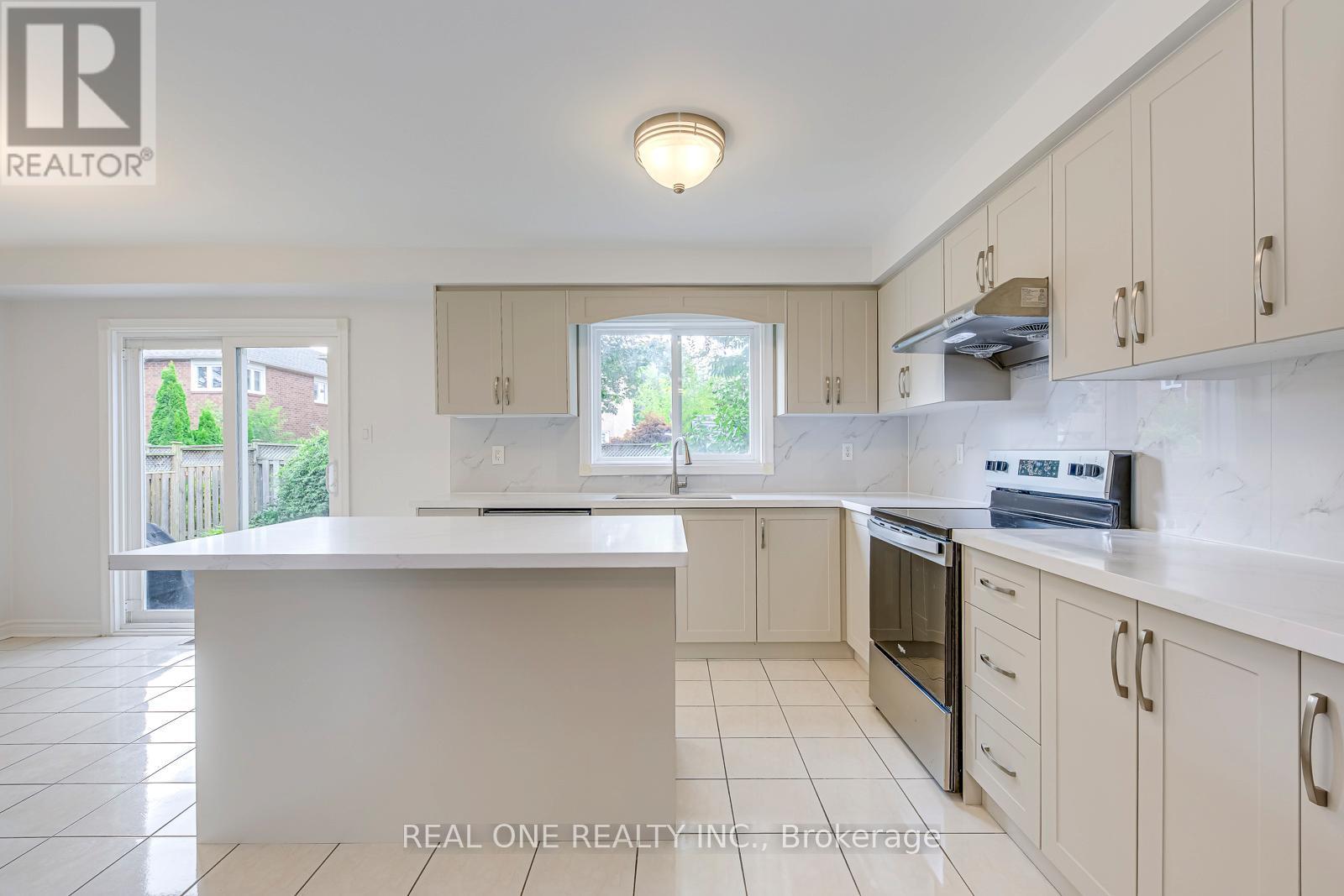 Photo 12 of 5192 Castlefield Drive, Mississauga ON