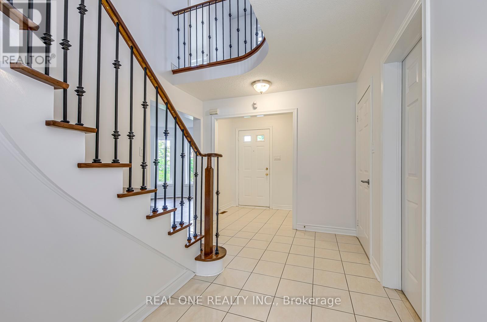 Photo 9 of 5192 Castlefield Drive, Mississauga ON