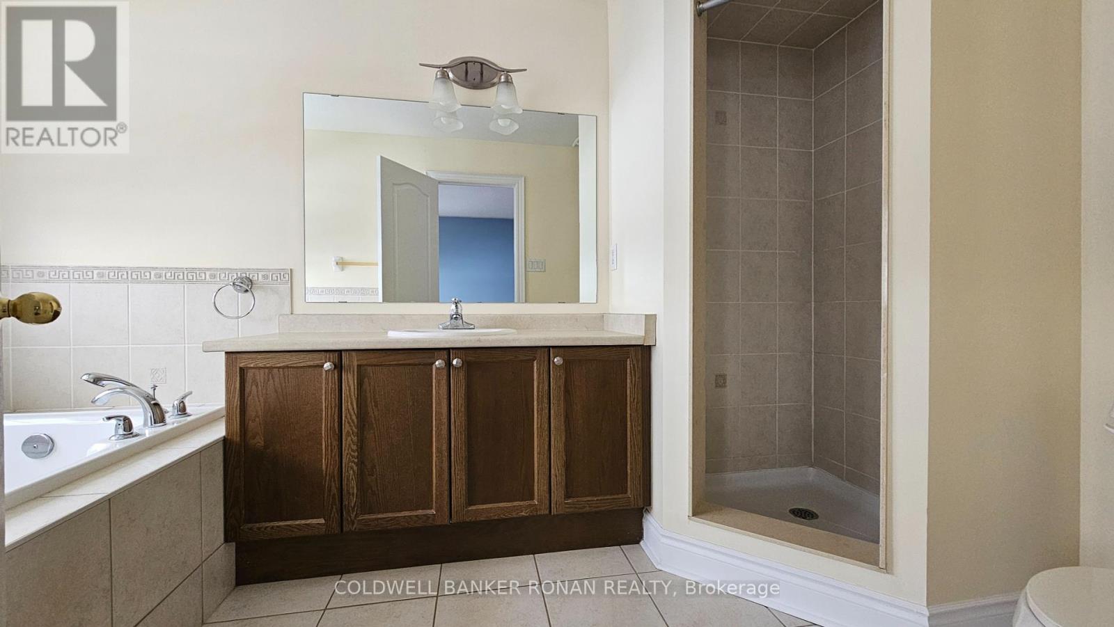Photo 4 of 116 Tomabrook Crescent, Brampton ON