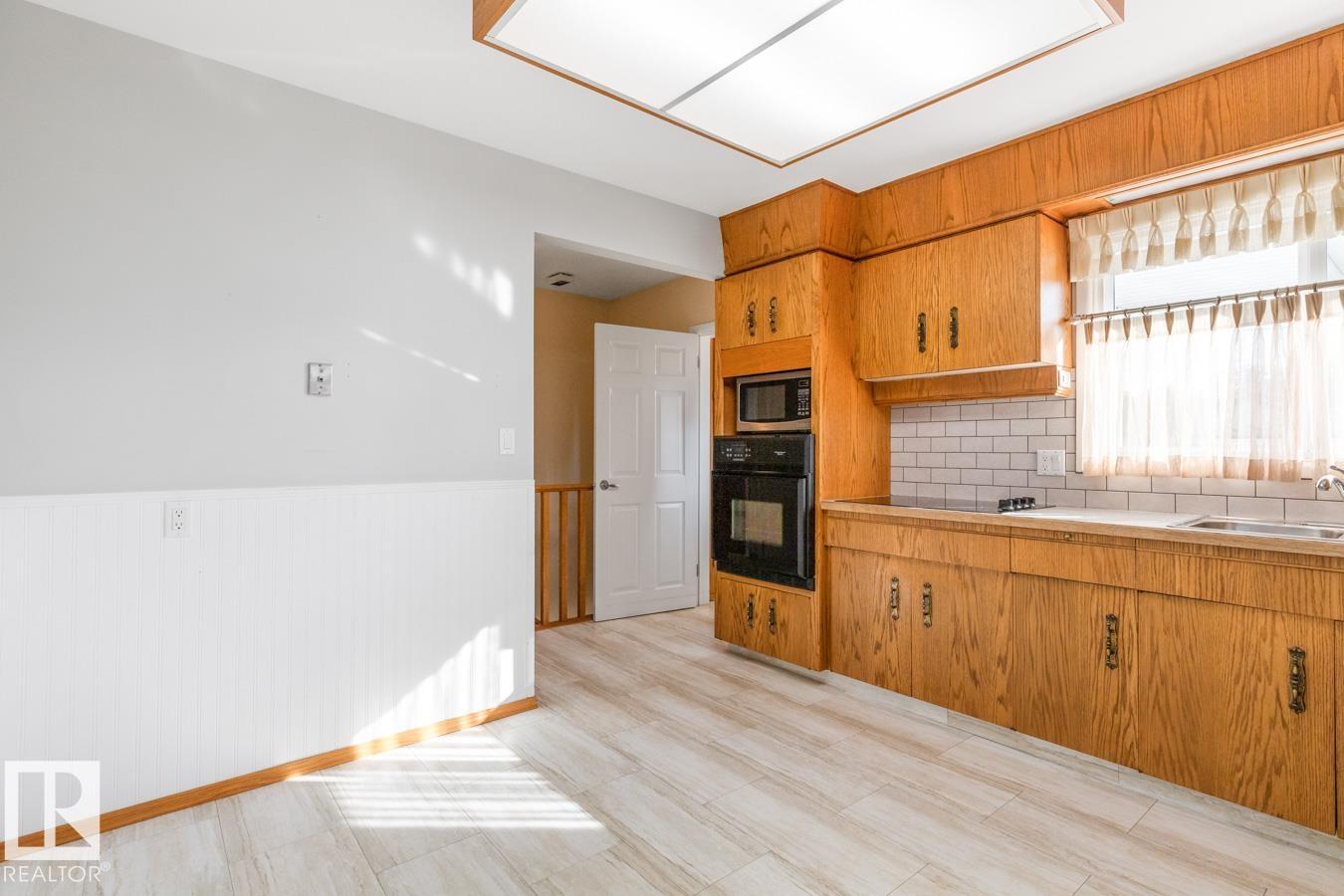 Photo 13 of 9619 69 A St Nw, Edmonton AB