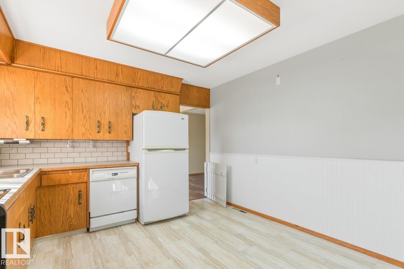 Photo 14 of 9619 69 A St Nw, Edmonton AB