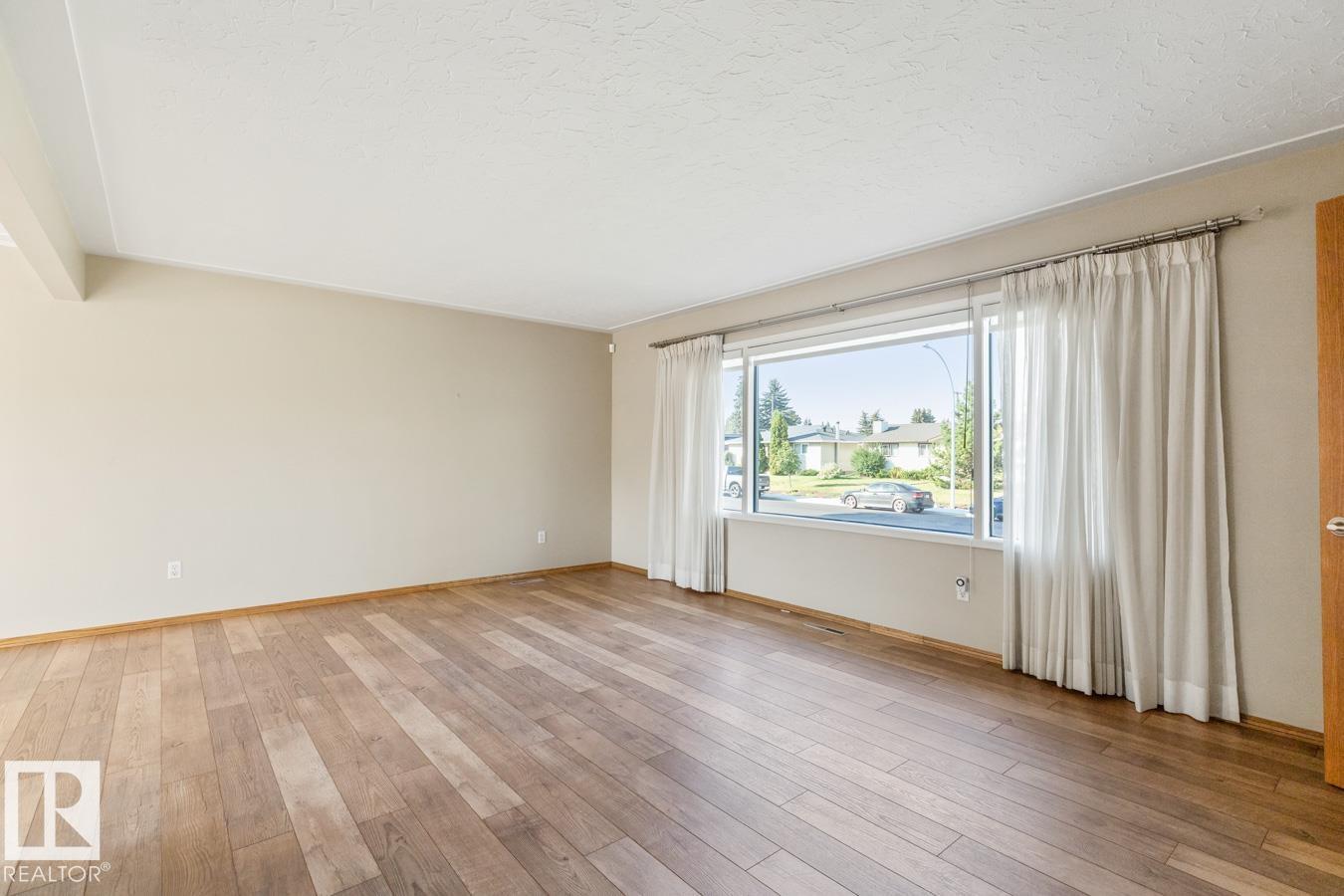Photo 6 of 9619 69 A St Nw, Edmonton AB