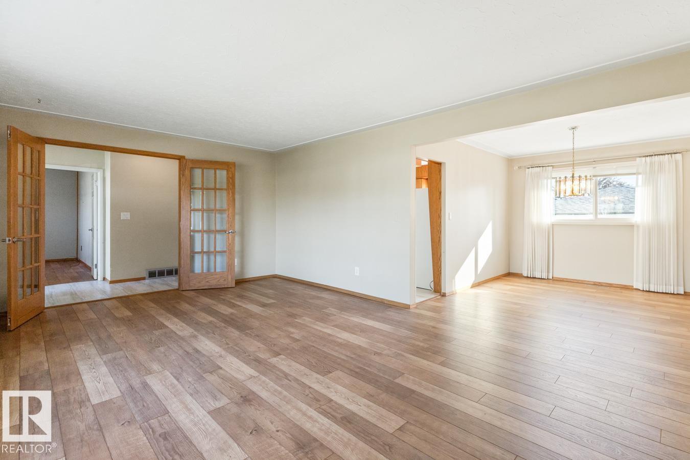 Photo 8 of 9619 69 A St Nw, Edmonton AB
