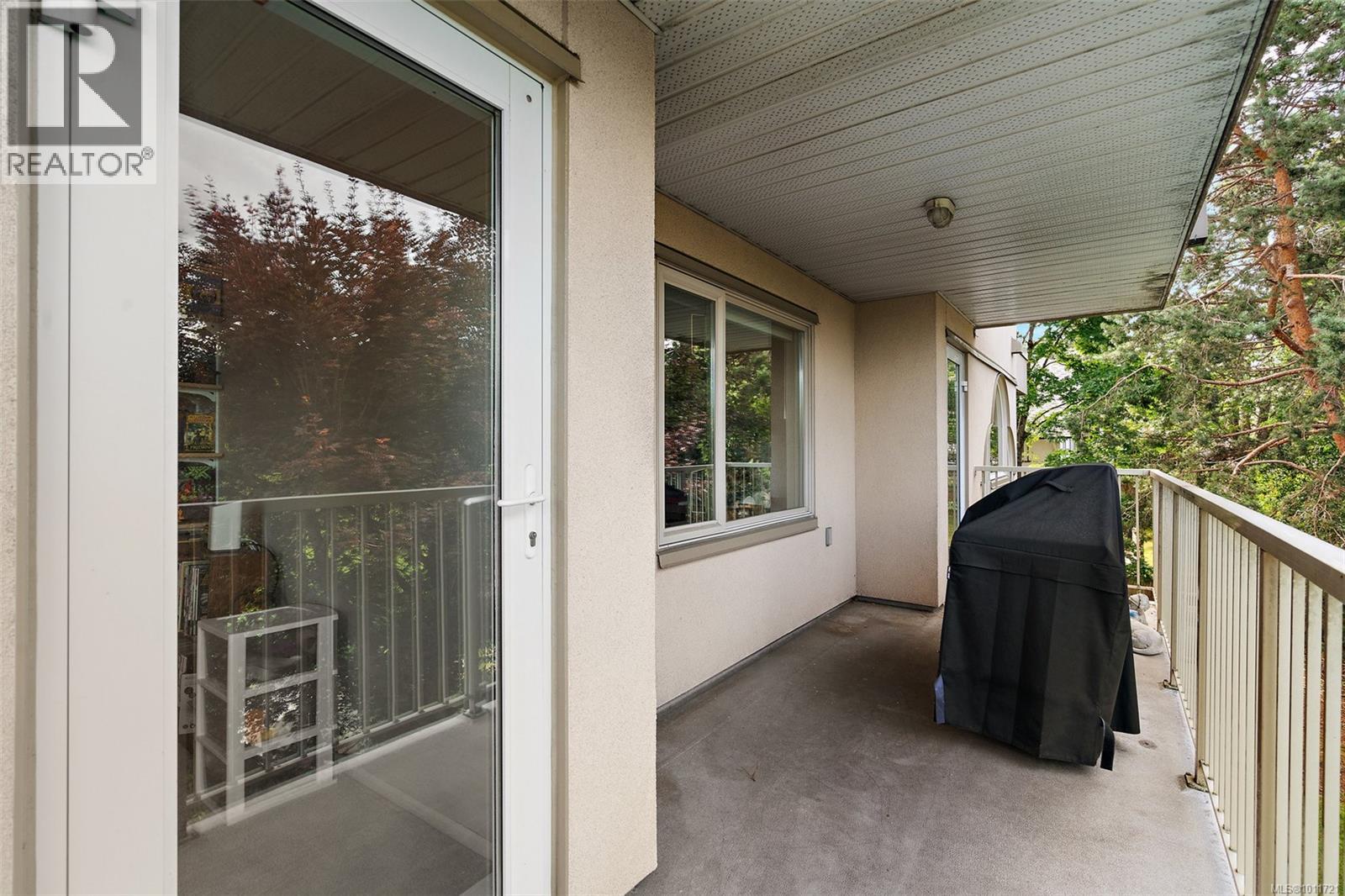 Photo 7 of 306 3880 Quadra St, Saanich BC