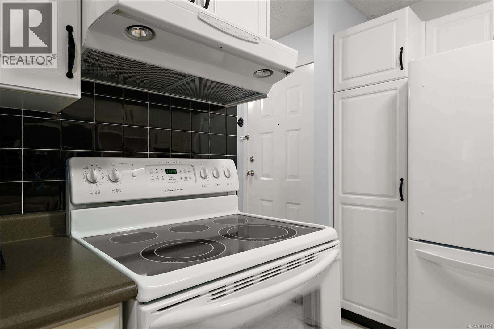 Photo 3 of 306 3880 Quadra St, Saanich BC