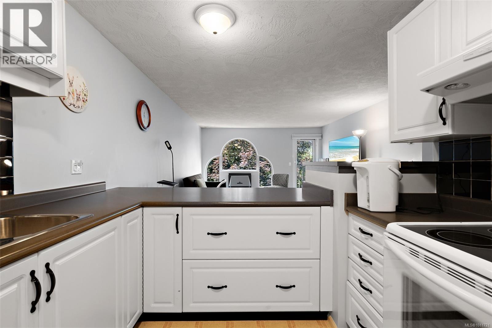 Photo 5 of 306 3880 Quadra St, Saanich BC