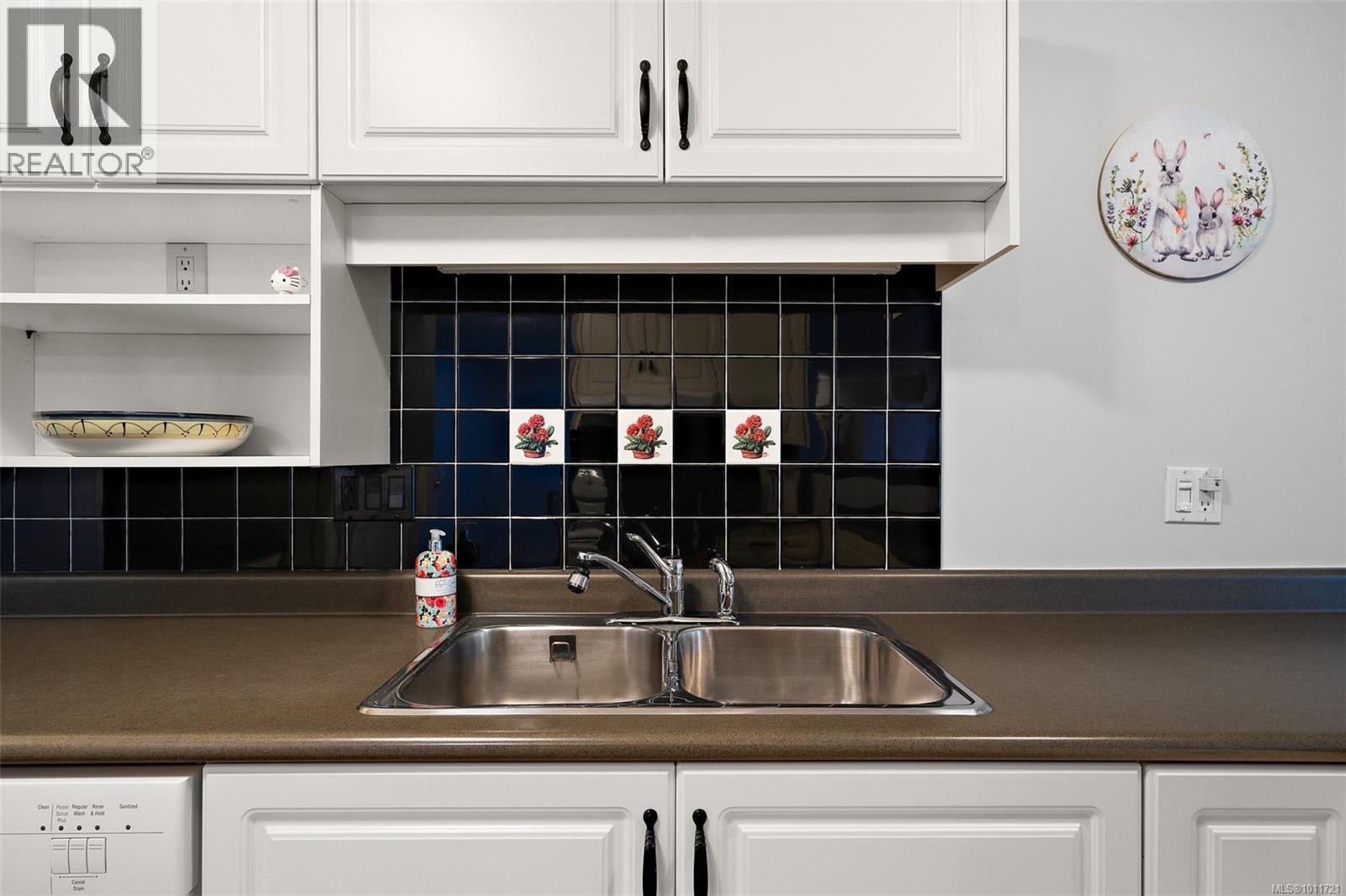Photo 6 of 306 3880 Quadra St, Saanich BC