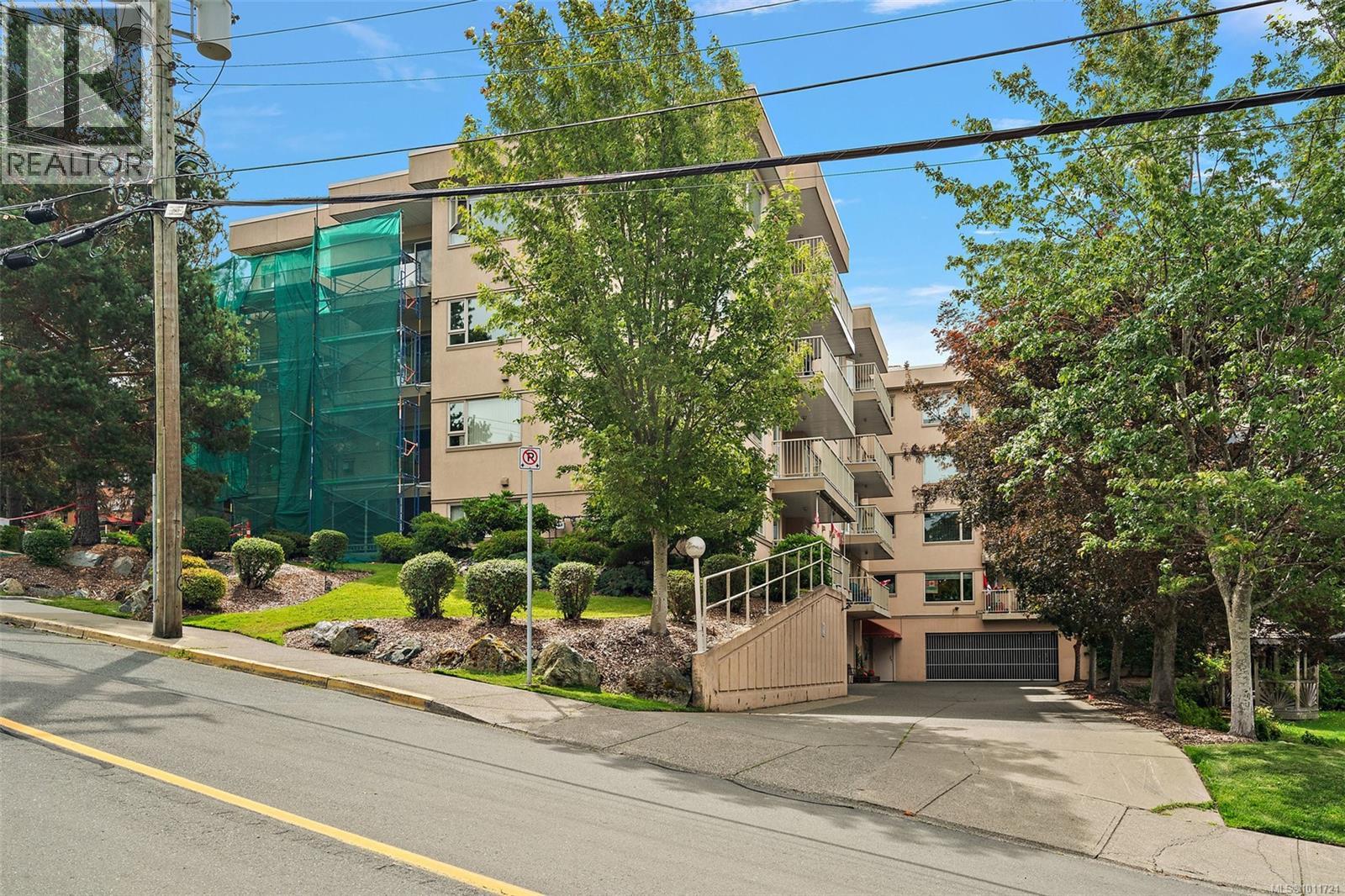 Photo 9 of 306 3880 Quadra St, Saanich BC