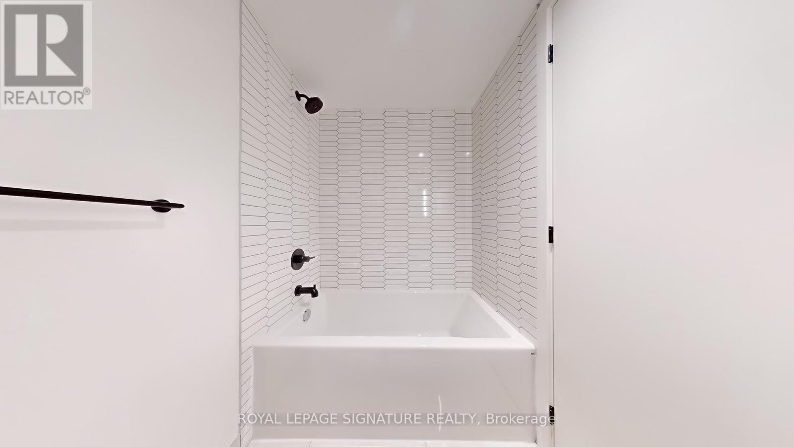Photo 5 of 302 5 Lakeview Avenue, Toronto ON