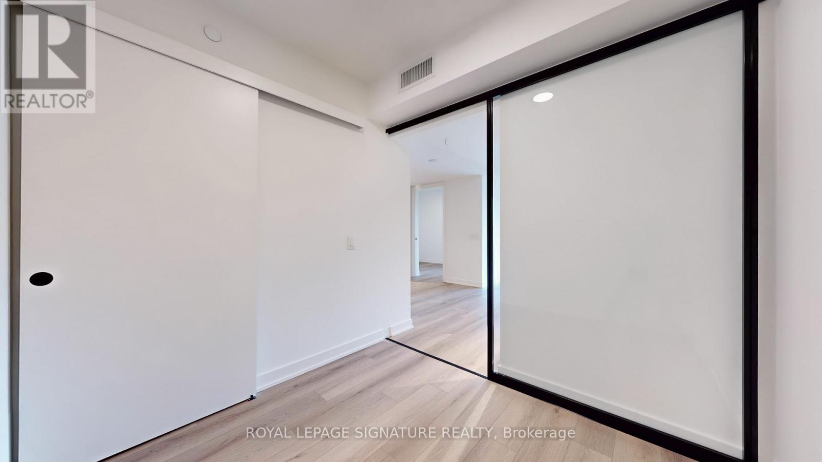 Photo 20 of 302 5 Lakeview Avenue, Toronto ON