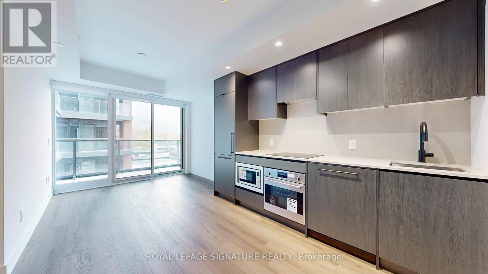Photo 12 of 302 5 Lakeview Avenue, Toronto ON