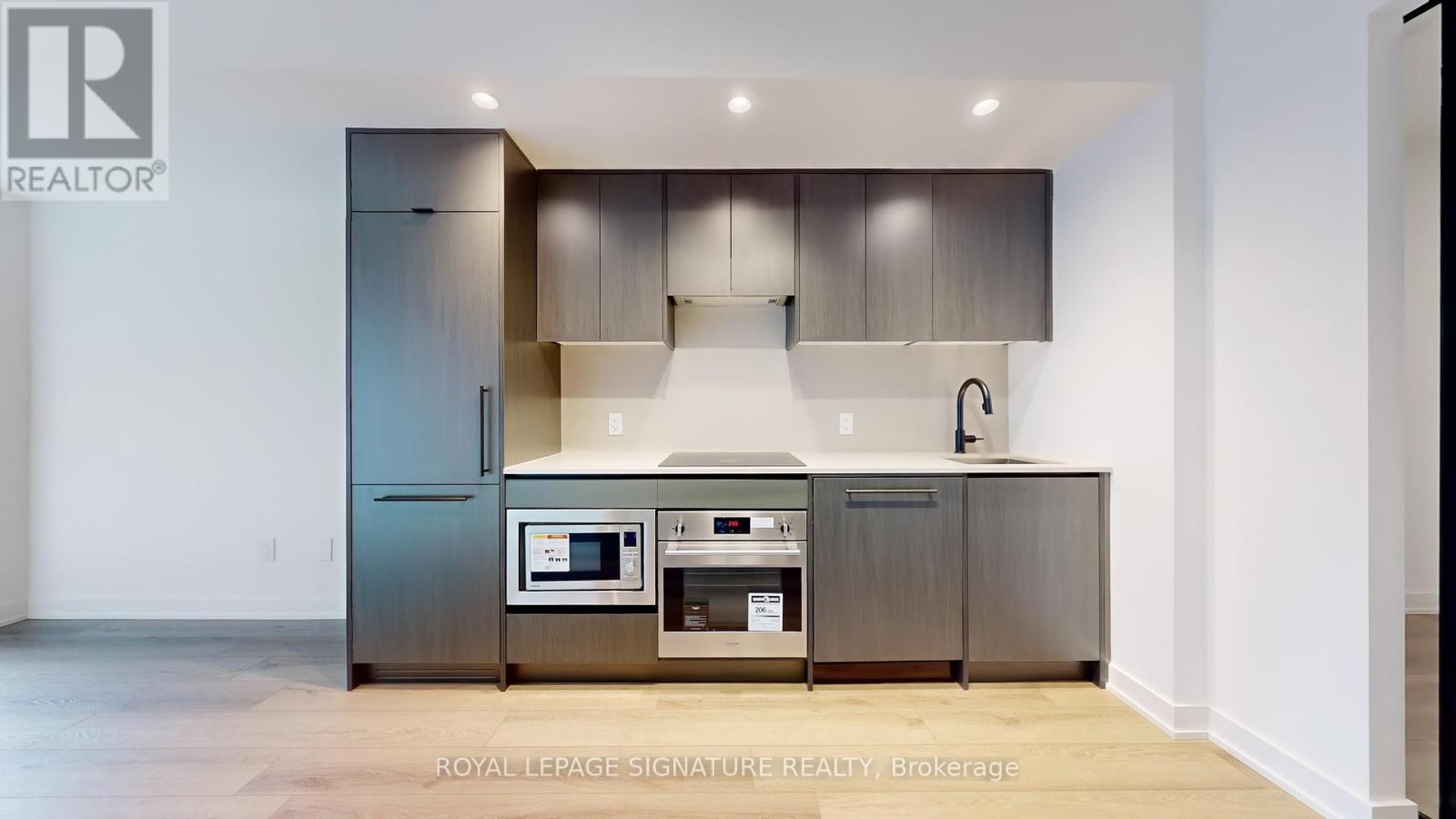 Photo 9 of 302 5 Lakeview Avenue, Toronto ON