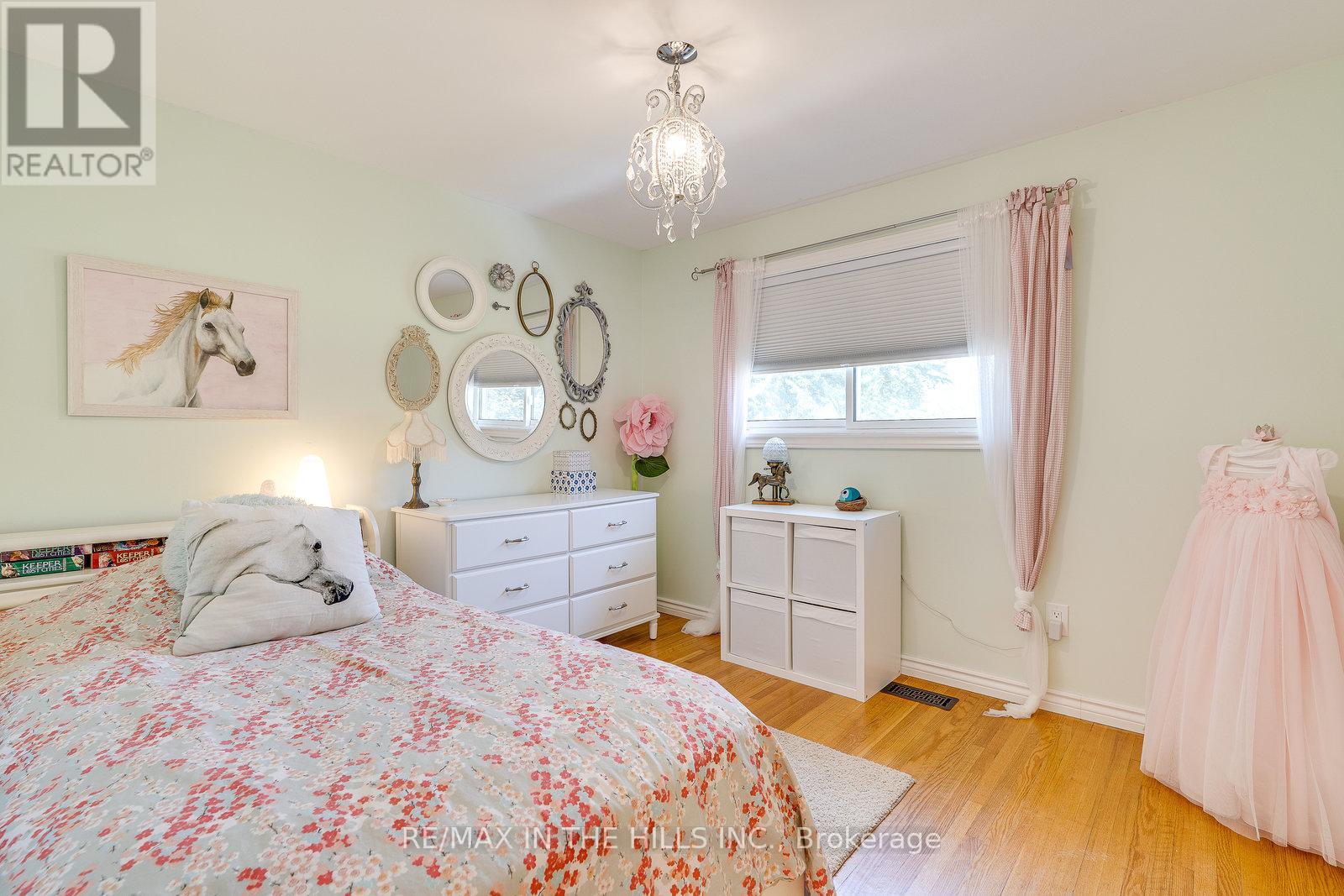 Photo 29 of 32 Belfountain Court, Brampton ON