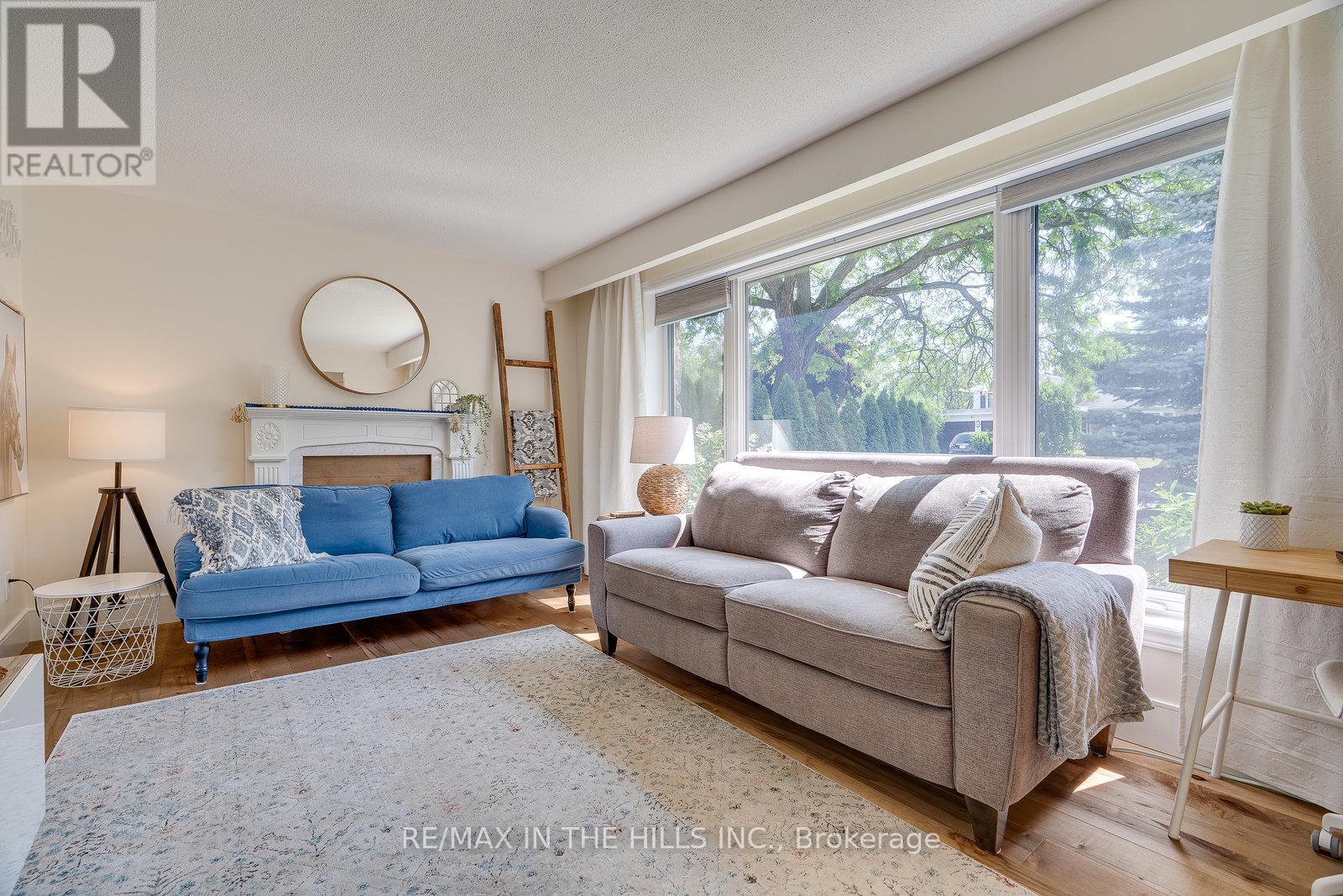 Photo 4 of 32 Belfountain Court, Brampton ON