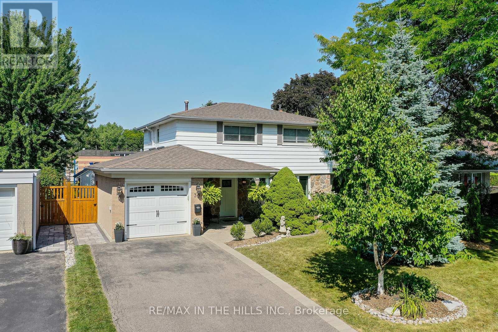 Photo 17 of 32 Belfountain Court, Brampton ON