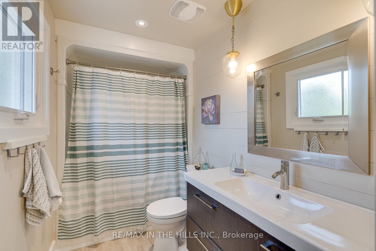 Photo 3 of 32 Belfountain Court, Brampton ON