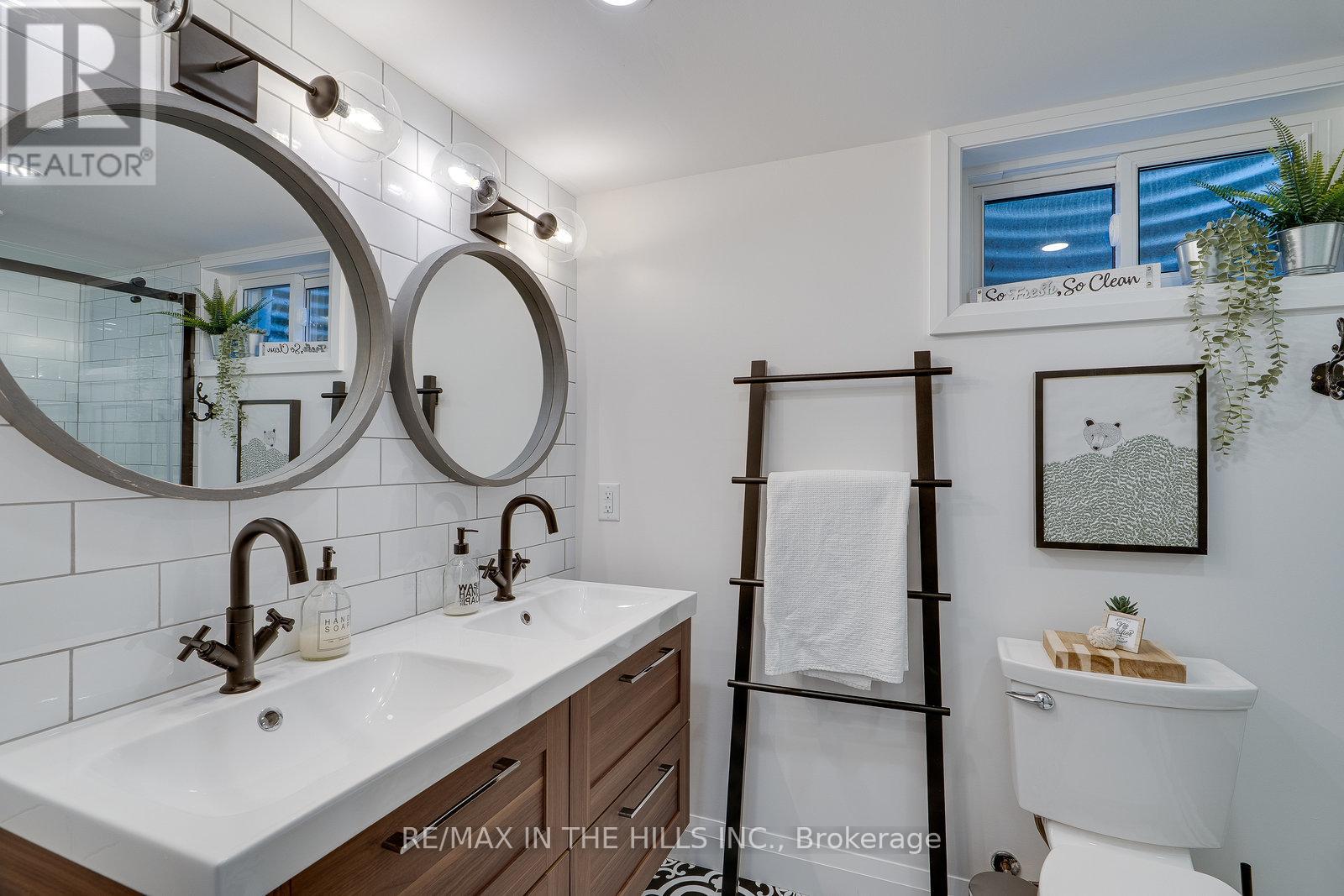Photo 35 of 32 Belfountain Court, Brampton ON