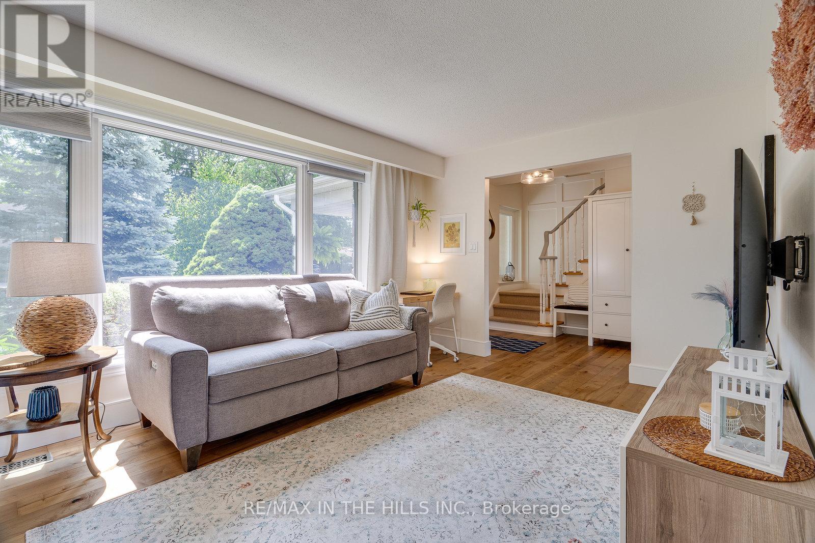 Photo 13 of 32 Belfountain Court, Brampton ON
