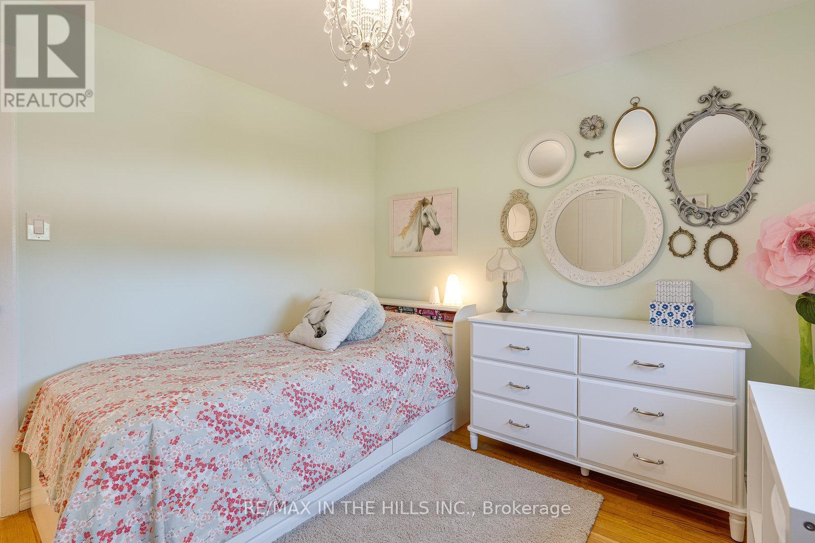 Photo 11 of 32 Belfountain Court, Brampton ON