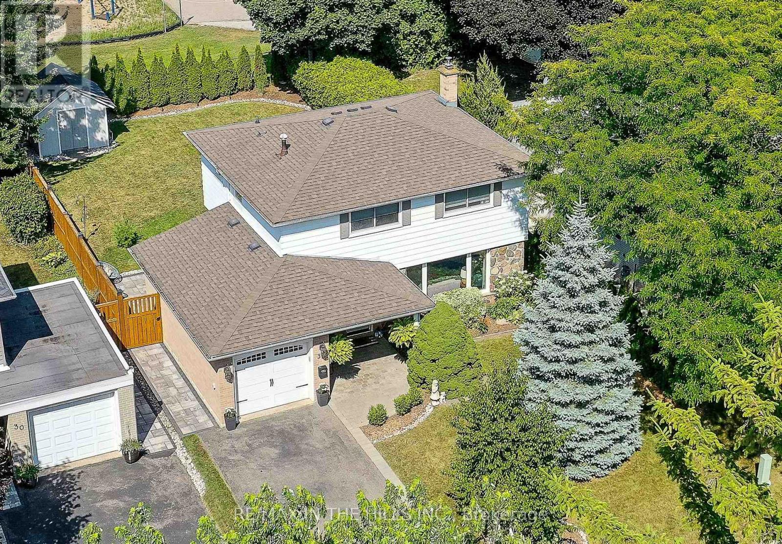 Photo 2 of 32 Belfountain Court, Brampton ON