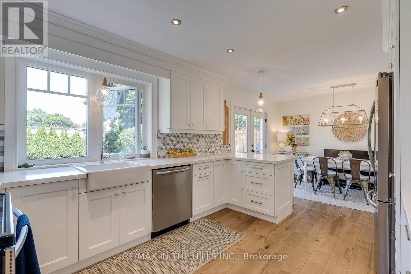 Photo 8 of 32 Belfountain Court, Brampton ON