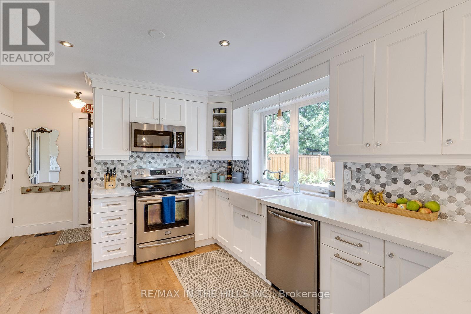 Photo 15 of 32 Belfountain Court, Brampton ON