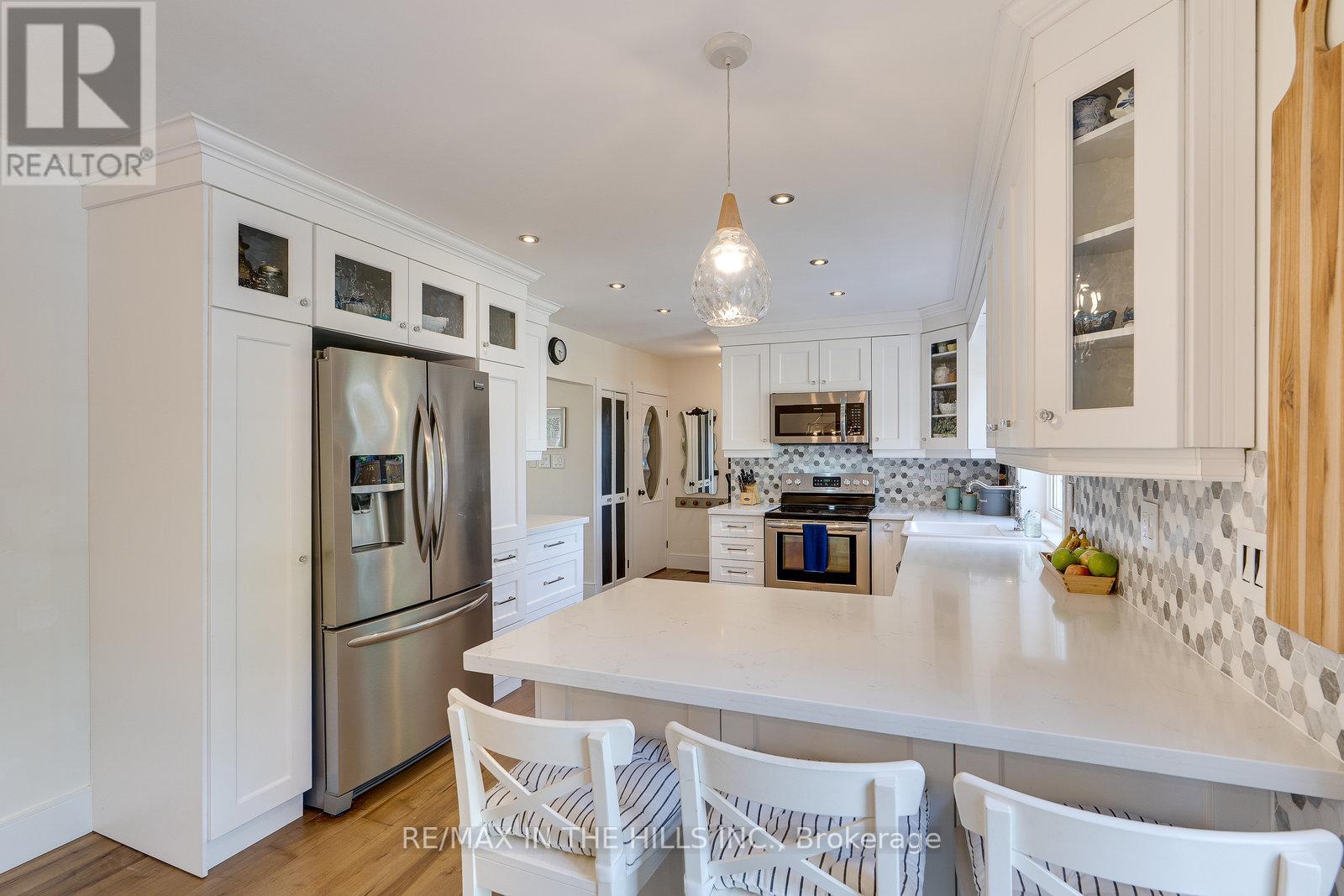Photo 9 of 32 Belfountain Court, Brampton ON
