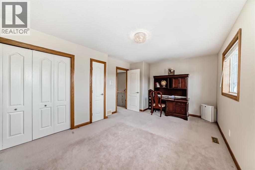 Photo 11 of 42 West Cedar Point Sw, Calgary AB