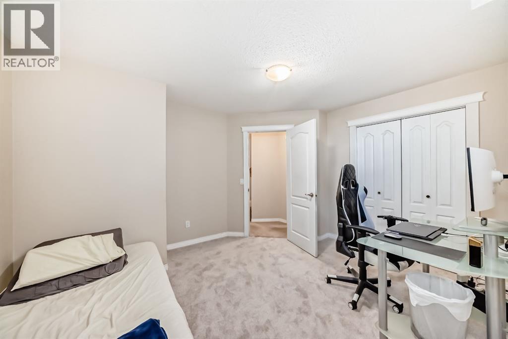 Photo 37 of 42 West Cedar Point Sw, Calgary AB