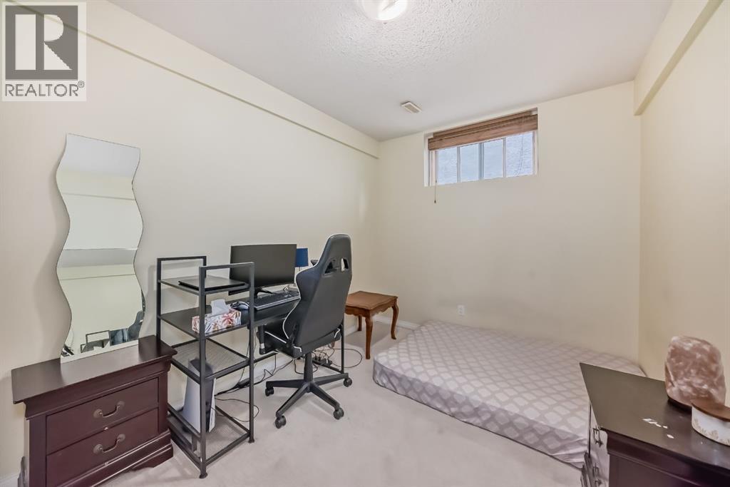 Photo 6 of 42 West Cedar Point Sw, Calgary AB