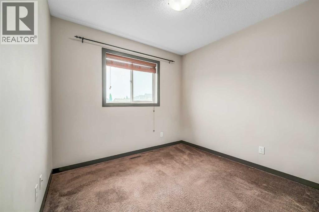 Photo 5 of 1559 New Brighton Drive Se, Calgary AB