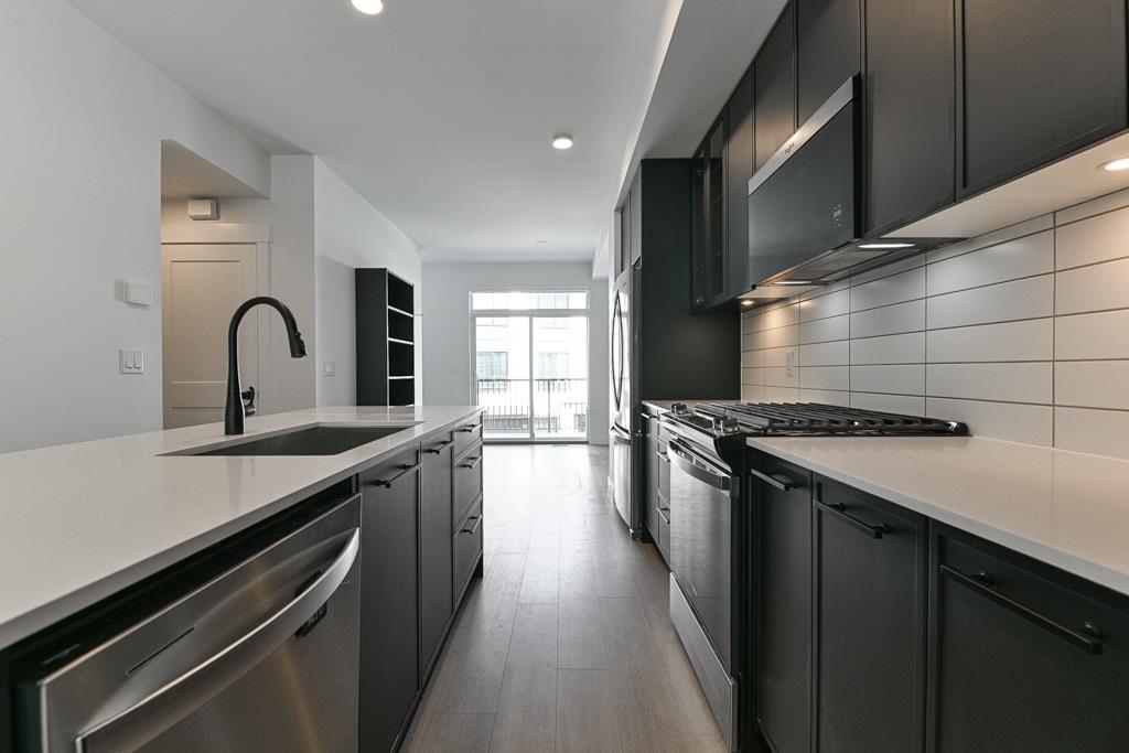 Photo 15 of 31 2886 Montrose Avenue, Abbotsford BC
