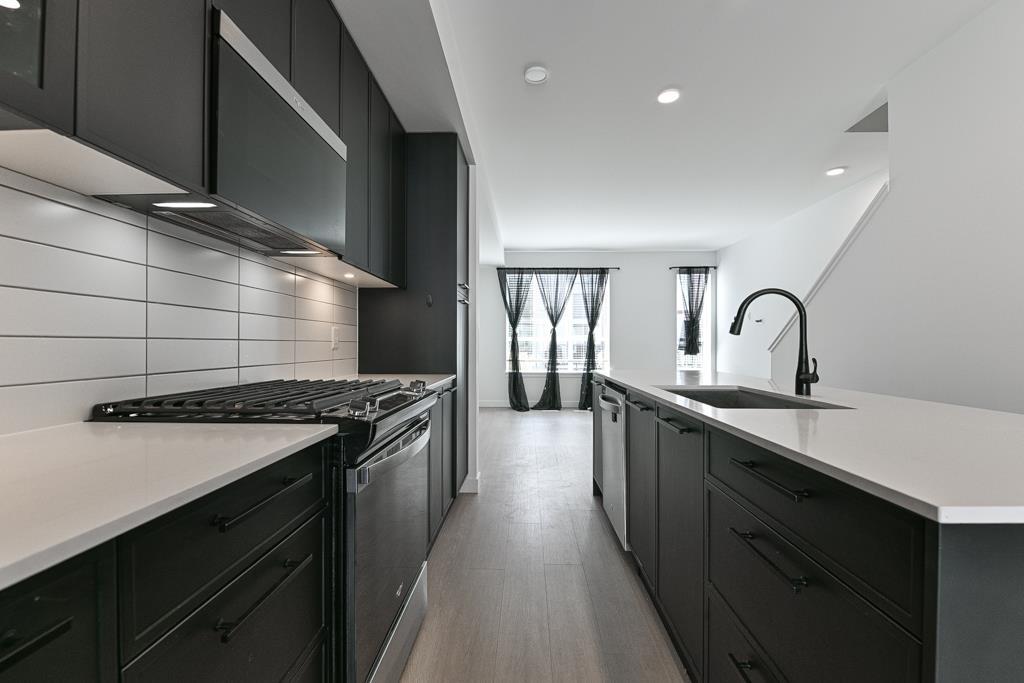 Photo 14 of 31 2886 Montrose Avenue, Abbotsford BC