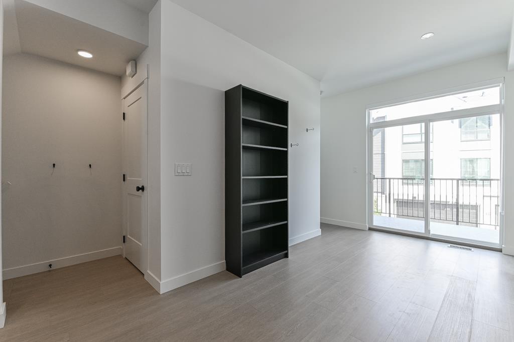 Photo 5 of 31 2886 Montrose Avenue, Abbotsford BC
