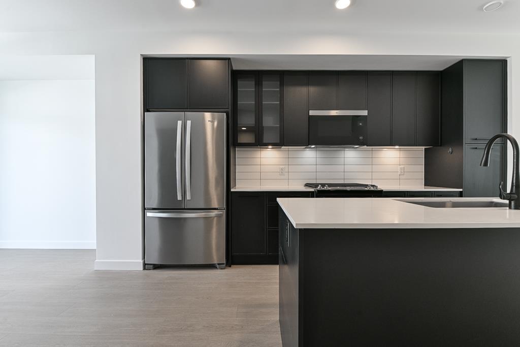 Photo 3 of 31 2886 Montrose Avenue, Abbotsford BC