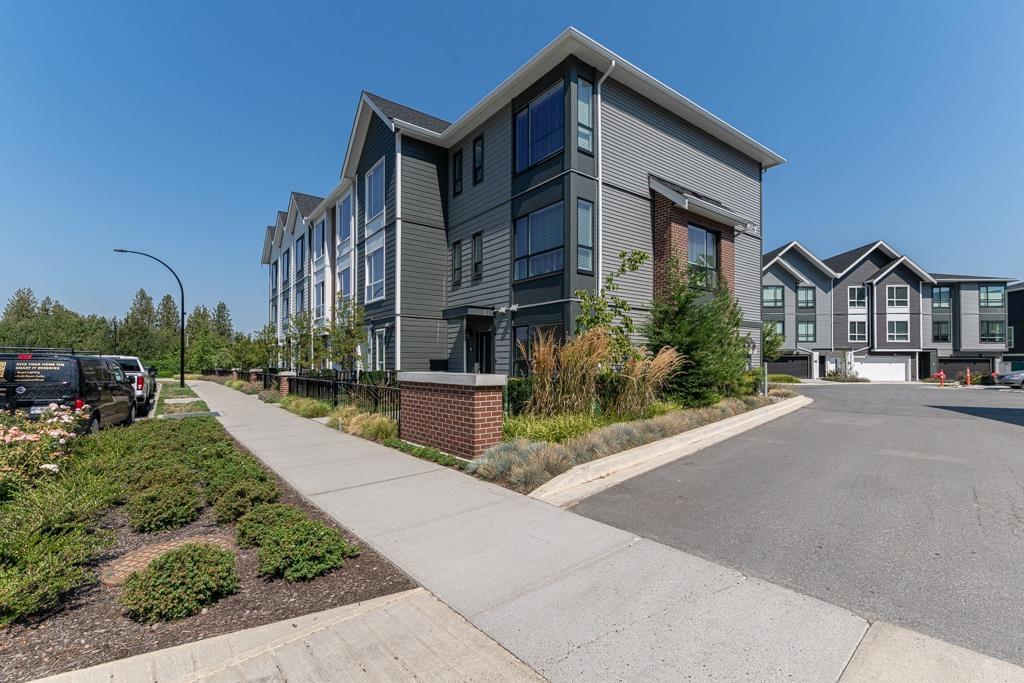 Photo 8 of 31 2886 Montrose Avenue, Abbotsford BC