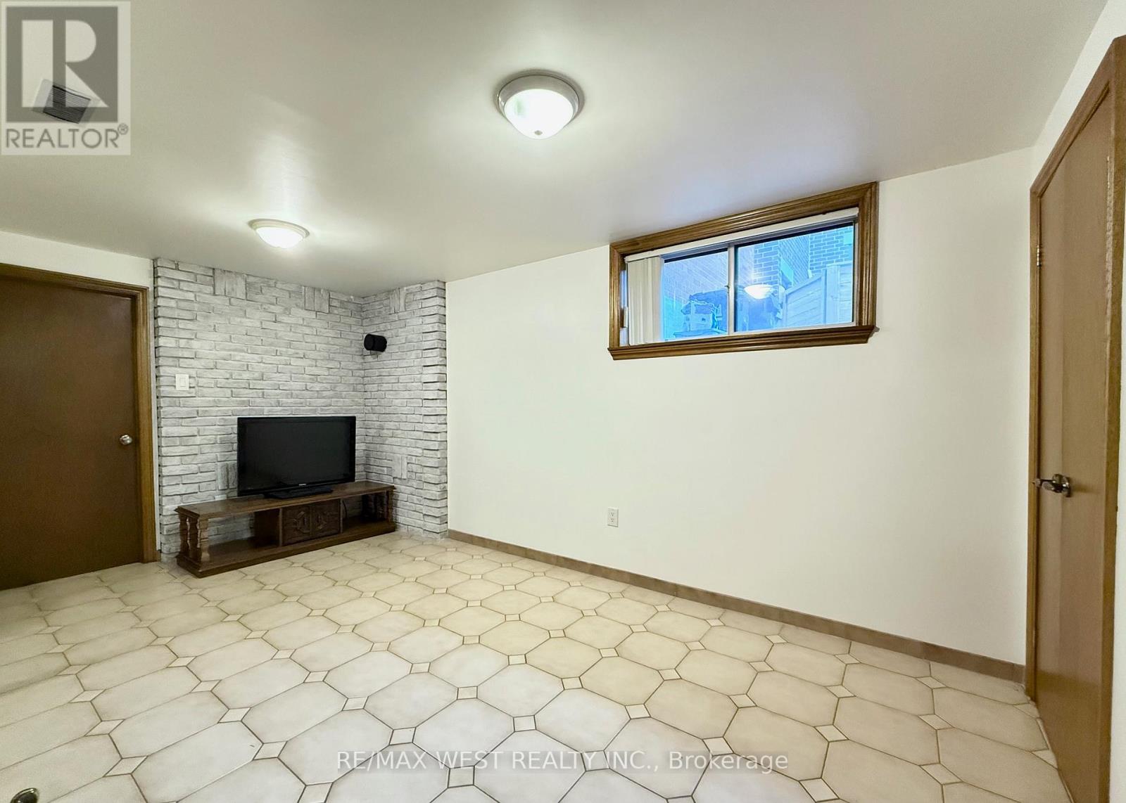 Photo 3 of Bsmt 15 Newell Court, Toronto ON