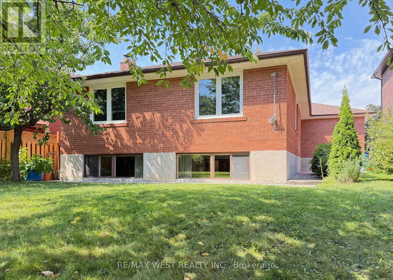 Photo 8 of Bsmt 15 Newell Court, Toronto ON