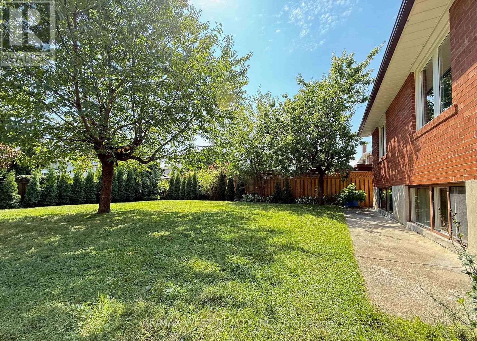 Photo 9 of Bsmt 15 Newell Court, Toronto ON