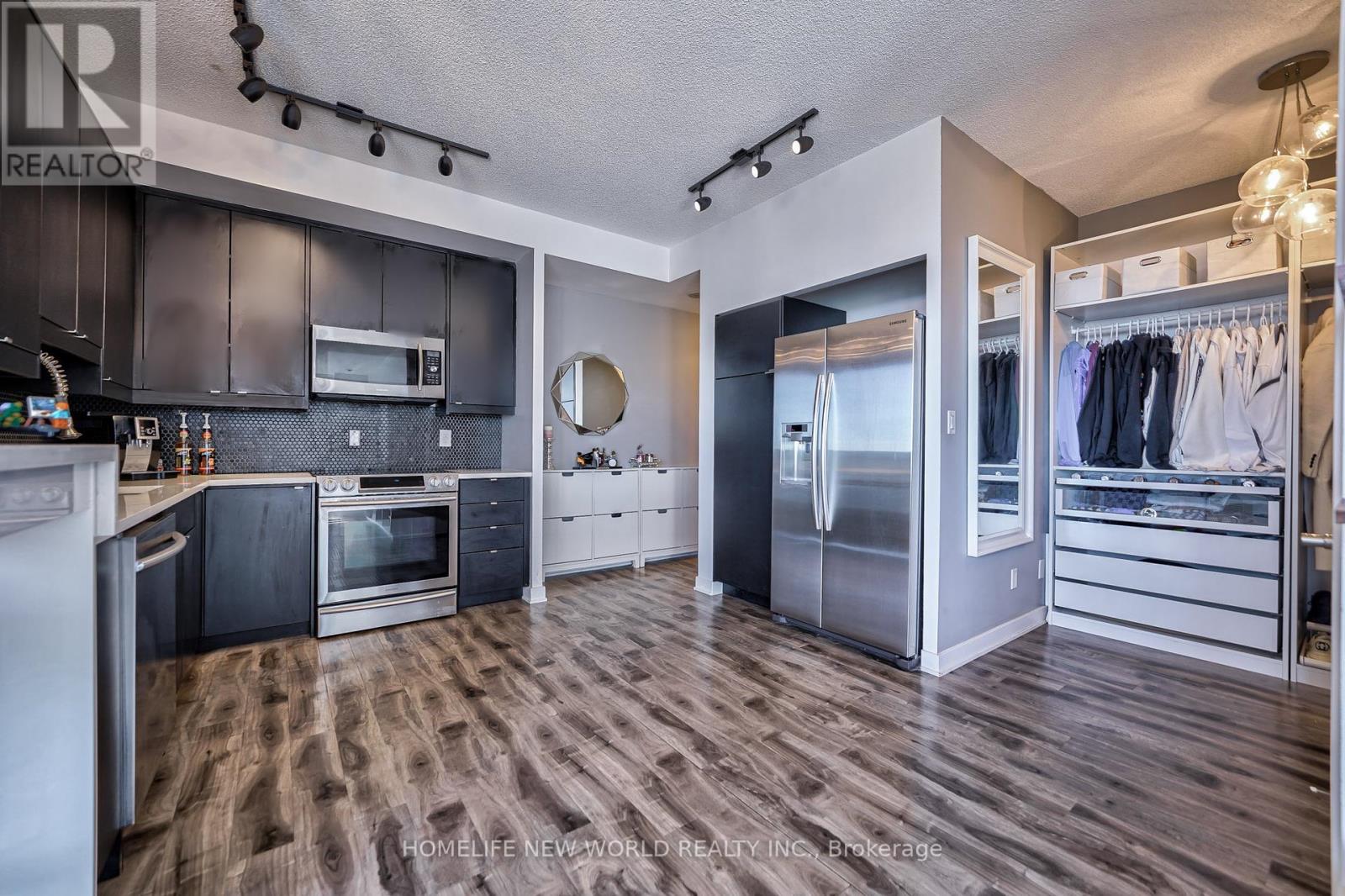 Photo 37 of 2402 4070 Confederation Parkway, Mississauga ON