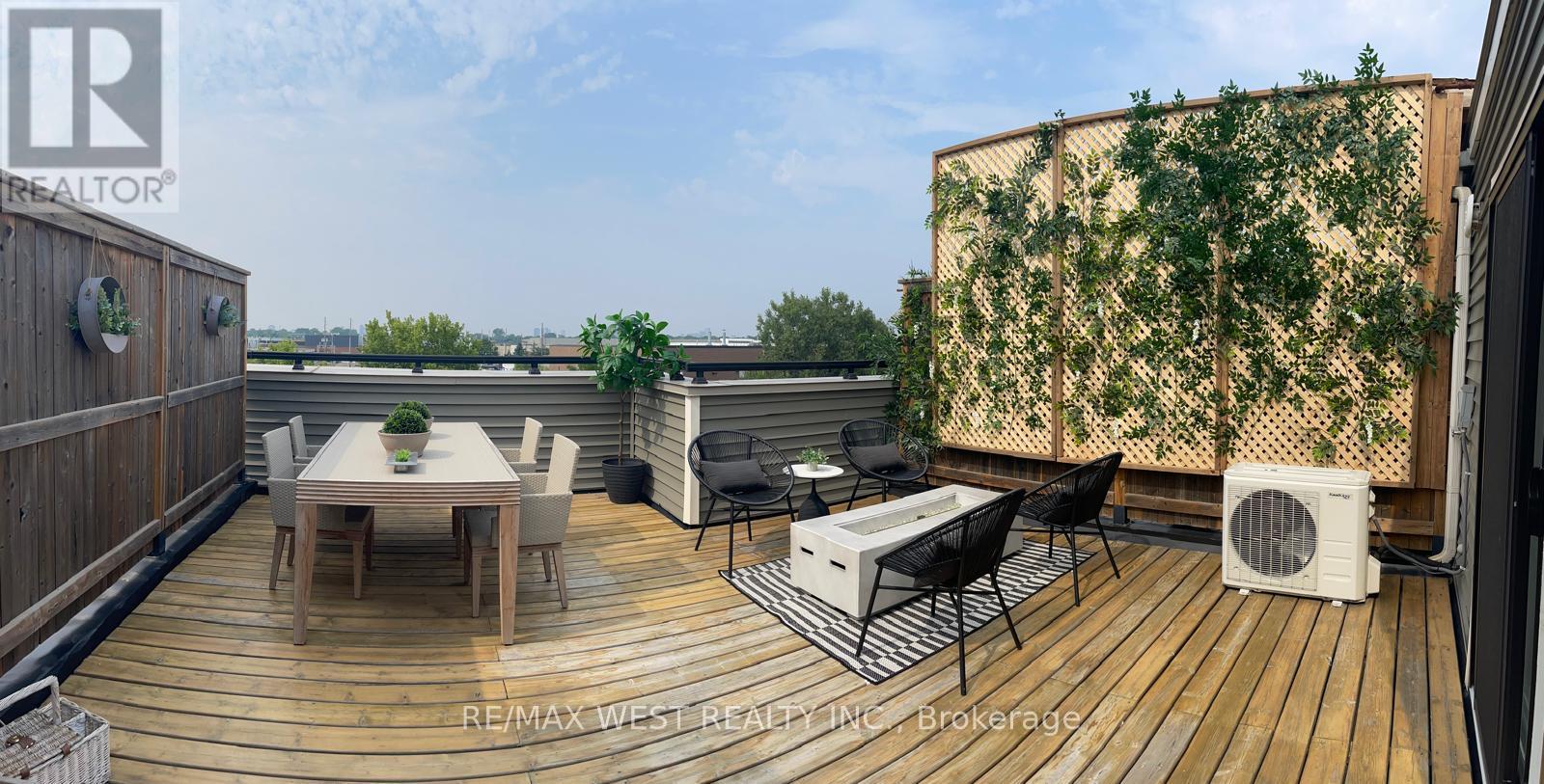 Photo 2 of 4 150 Long Branch Avenue, Toronto ON